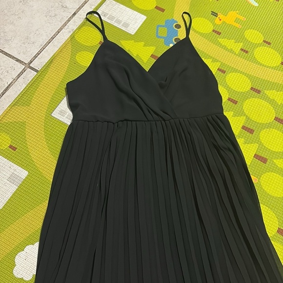 Elegant Black Pleated Maxi Dress - Picture 4 of 7